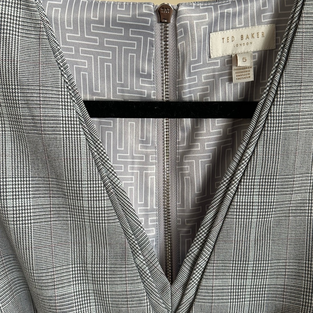 Ted Baker London Charcoal Gray Avriid Check Plaid V-Neck Sleeveless Sheath Dress - Picture 4 of 14